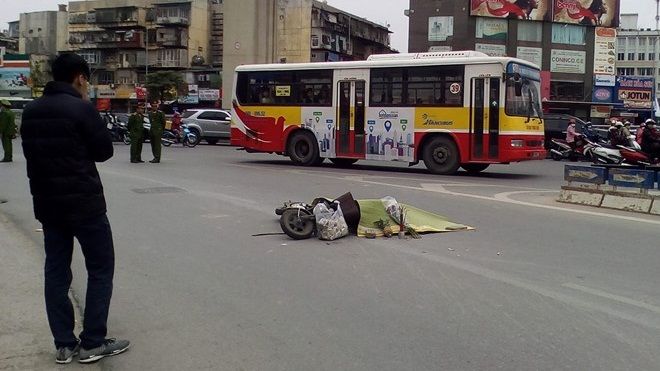 Nữ sinh lớp 12 đi xe đạp điện ngã ra đường bị xe bồn cán tử vong