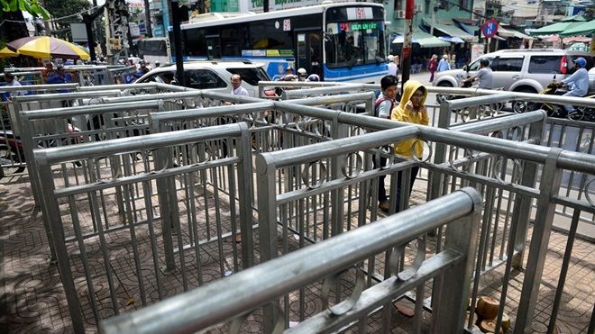 Rào chắn vỉa hè như chuồng thú ở Sài Gòn
