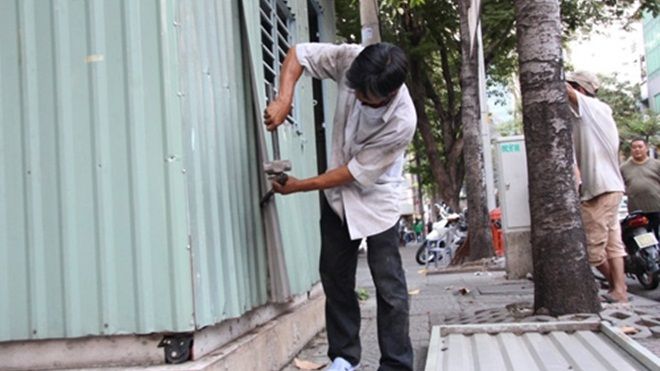 Sau vụ đập trụ sở chiếm vỉa hè, một trụ sở khác đã 'tự xử'