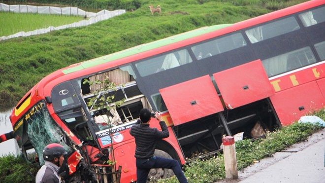 Tai nạn liên hoàn, xe khách chở 20 người văng xuống ruộng