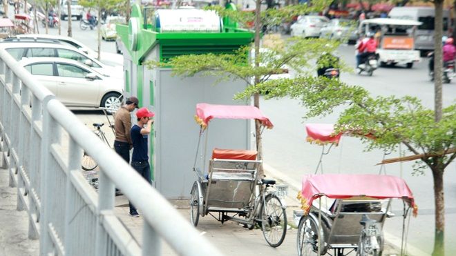Nhà vệ sinh công cộng xây xong khóa cửa, người dân 'phóng uế' ngay bên cạnh