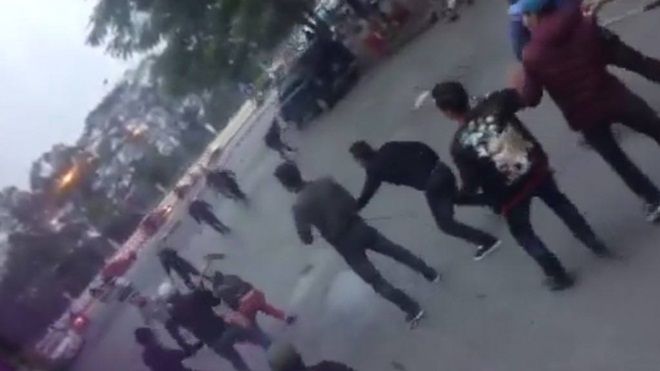 Hai nhóm thanh niên vác cả xẻng hỗn chiến trên đường phố Hà Nội