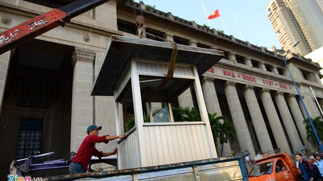 Phó chủ tịch Hải trả lại vọng gác trước Ngân hàng Nhà nước