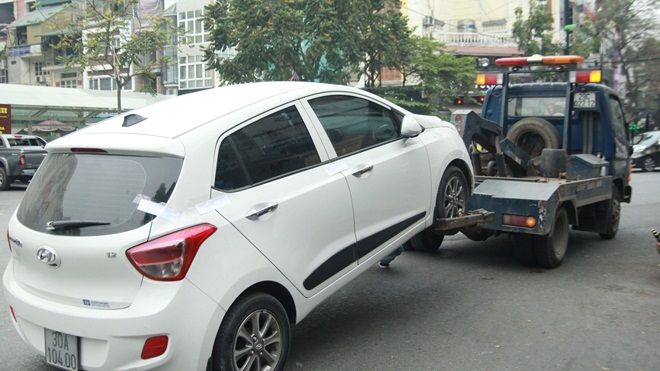Ôtô lấn chiếm vỉa hè Hà Nội bị cẩu về trụ sở để xử lý