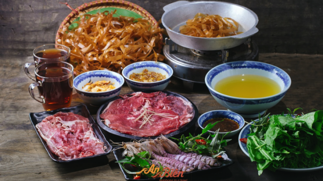 Khám phá 'thiên đường' ẩm thực phố Cảng tại con phố Lò Sũ.