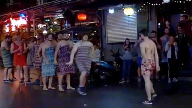 Clip: Dàn trai Tây thi catwalk đầm ngủ gây 'sốt' tại thành phố Huế