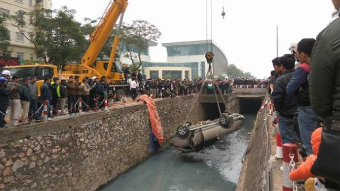 Hà Nội: Nhấn nhầm chân ga hai mẹ con lộn nhào xuống cống