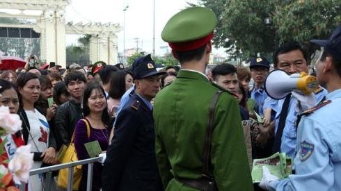 Người dân tức giận, yêu cầu trả lại vé ngay ngày khai mạc Lễ hội hoa hồng Bulgary