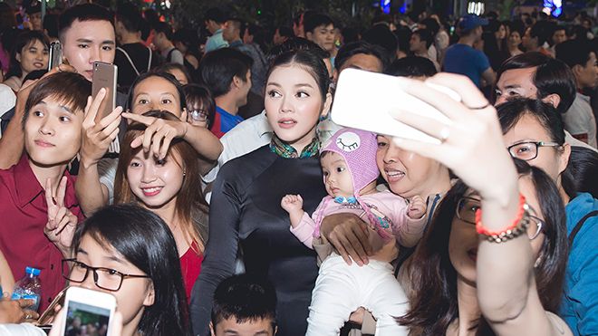 Bị fan vây kín, Lý Nhã Kỳ gây 'náo loạn' cả phố đi bộ Nguyễn Huệ