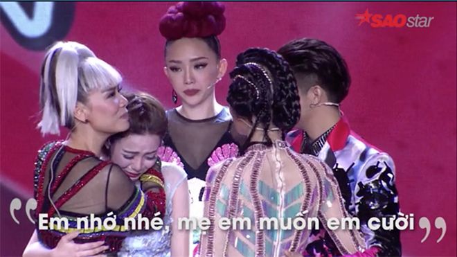 Sợ không thể hát tặng mẹ lần cuối, thí sinh Ngọc Ny bật khóc ngay trên sân khấu Giọng hát Việt