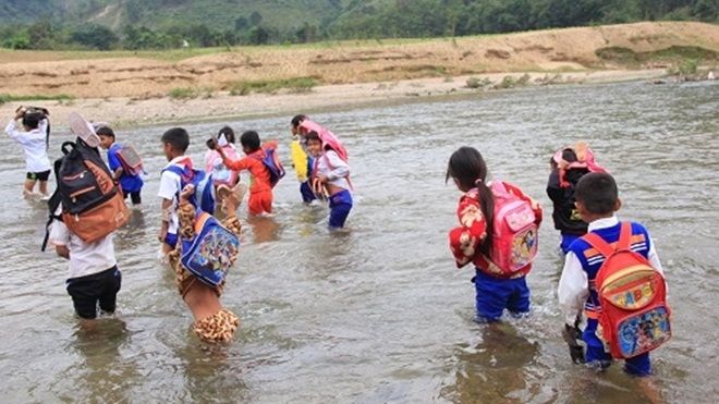 Quảng Trị: Rơi nước mắt nhìn học sinh tím tái lội sông đến trường