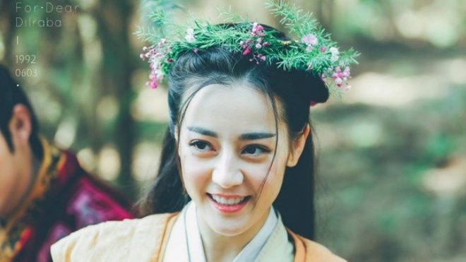 Chỉ là ảnh chụp hậu trường thôi mà, Địch Lệ Nhiệt Ba có cần xinh đẹp đến thế này không?