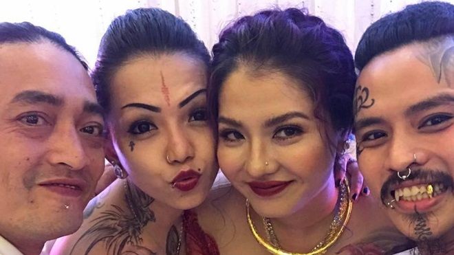Dùng xe cẩu rước dâu chưa là gì, đám cưới quy tụ toàn nghệ sĩ Tattoo như thế này mới là chất