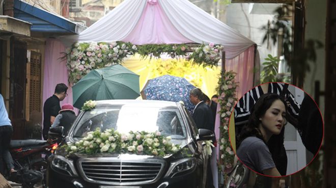 Người nhà Á hậu Hoàng Anh che ô kín mít để không lọt ảnh đón dâu ra ngoài