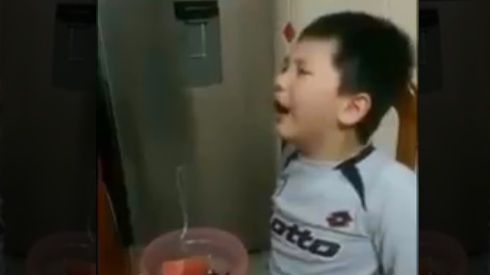 Cậu bé đáng yêu nhất năm: Khóc lóc không cho chị đi lấy chồng vì sợ chị khổ!