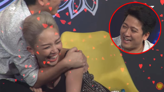 Không từ bỏ ý định, cuối cùng Trường Giang cũng 'lợi dụng đụng chạm' Tóc Tiên ngay trên sóng truyền hình