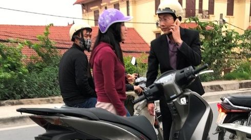 Hà Nội: Cô gái trẻ đi xe SH bật khóc vì bị cướp túi xách