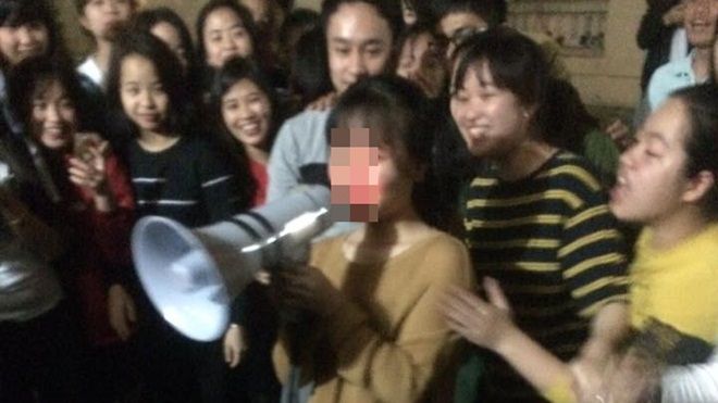 Cái kết bất ngờ của cô gái cầm loa ra giữa sân trường tỏ tình trước ngày 8/3