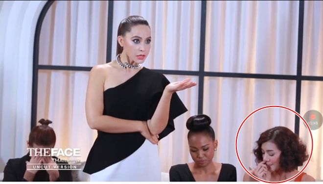 Khoảnh khắc gây bão The Face: Mặc kệ HLV cãi nhau, cô gái này vẫn thản nhiên… ngoáy mũi và trêu chọc đồng đội