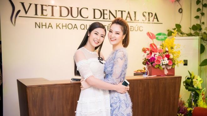 Bỏ mặc thời tiết mưa phùn lạnh, Hoa hậu Ngọc Hân thân thiết bên Á Thuỵ Vân chúc mừng tiến sỹ Phú Hoà