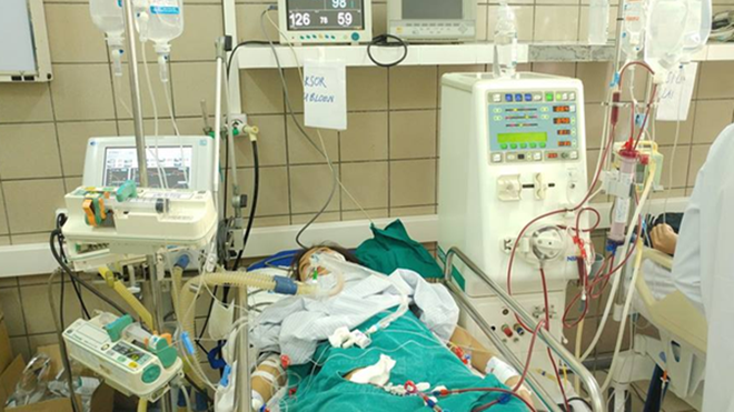 Uống rượu từ trưa đến 12h đêm, 5 nam, 2 nữ sinh viên ở Hà Nội nguy kịch