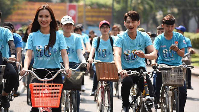 Isaac đội nắng, toát mồ hôi đạp xe cùng Ái Phương