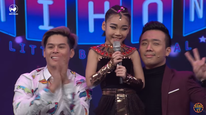 'Nữ Thần Ai Cập nhí' với khả năng nhảy cực đỉnh phạt Trấn Thành - John Huy Trần 'quằn quại' trên sân khấu