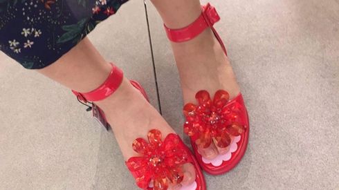 Cứ tưởng 'dép lau nhà' đã xấu, ai ngờ Zara còn có dép nhựa đỏ xấu hơn!