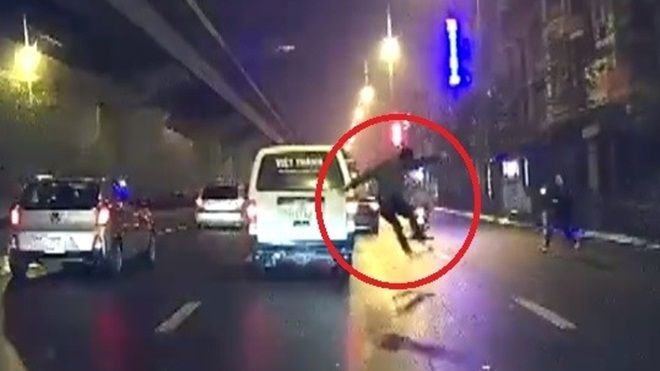 Camera ghi hình thanh niên lao vào ôtô đang chạy