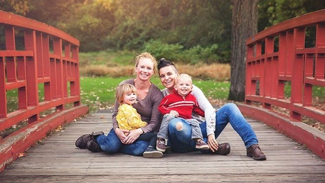 Câu chuyện cảm động về cặp song sinh của hai bà mẹ đồng tính