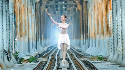 Tranh cãi bộ ảnh cô gái múa ballet trên đường tàu