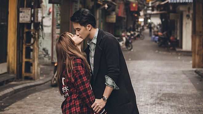 Sĩ Thanh hạnh phúc hôn bạn trai soái ca giữa đường phố Hà Nội
