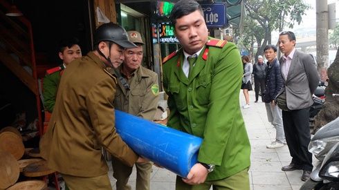 Hà Nội: Xử phạt nhiều hộ kinh doanh bán bóng cười cho giới trẻ ở phố cổ