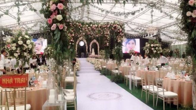 Đám cưới 'khủng' với rạp cưới gần 4 tỉ, hoa tươi nhập khẩu 2 tỉ: Chú rể nói gì?