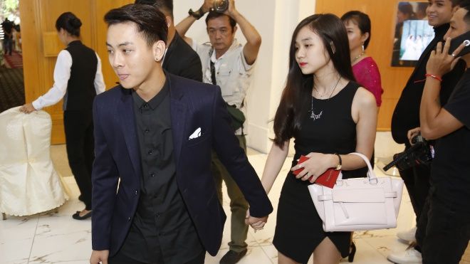 Hoài Lâm dắt tay bạn gái, tình tứ không rời tại đám cưới Mai Quốc Việt