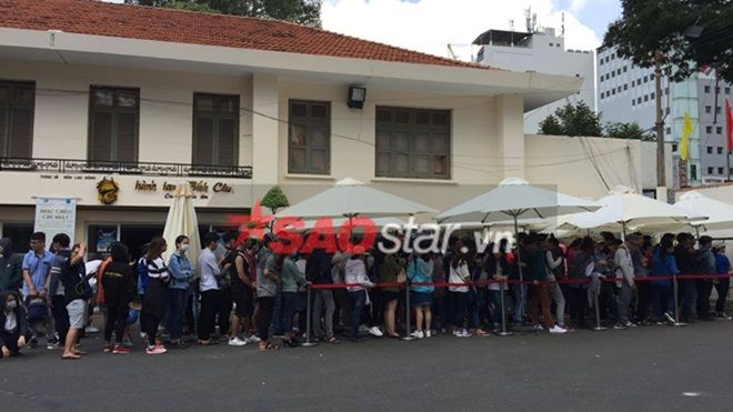 Sale giá 'khủng', Converse - Vans khiến các tín đồ xếp hàng dài như kiến để chờ mua!