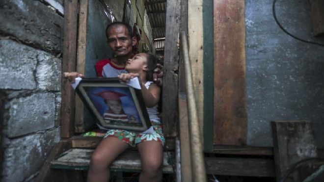 Căn nhà cũ nát chỉ rộng 4m2 của 3 cha con trong bức ảnh ăn gà rán gây xúc động