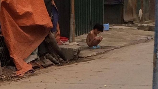 Hà Nội: Bé gái 3 tuổi bị mẹ cởi hết quần áo, bắt đứng ngoài trời mưa lạnh