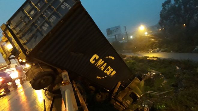 Tài xế mải lo quay lại cảnh tai nạn, container mất lái lao thẳng xuống cầu Thanh Trì
