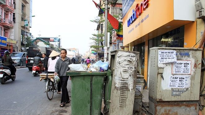 Hà Nội: Bất lực nhìn cảnh người đi bộ 'nhường' lại vỉa hè
