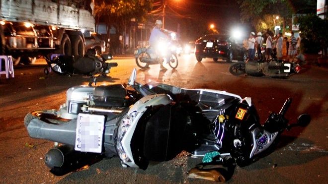 Ôtô tông liên hoàn 3 xe máy, 8 người bị thương