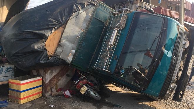 Bình Dương: Đứng mua nước mía, cô gái bị xe chở gỗ đè tử vong tại chỗ