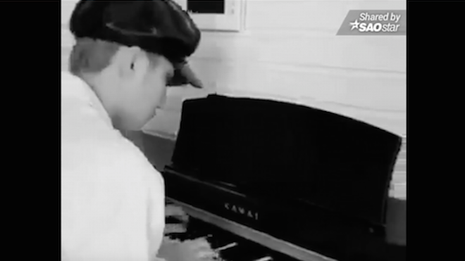 Sơn Tùng M-TP trổ tài chơi đàn piano điêu luyện, cover Tình thôi xót xa