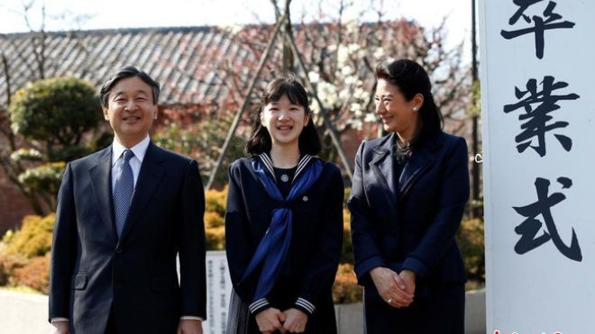 Mới ngày nào còn bé cỏn con, giờ đây Công chúa Nhật đã tốt nghiệp Trung học rồi