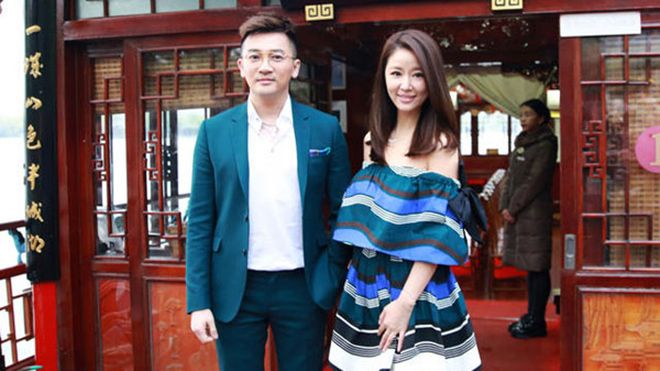 Lâm Tâm Như khoe vai trần gợi cảm thân thiết với Tô Hữu Bằng