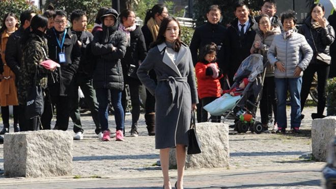 Dương Mịch lộ vòng hai 'lùm lùm' bất thường trên trường quay