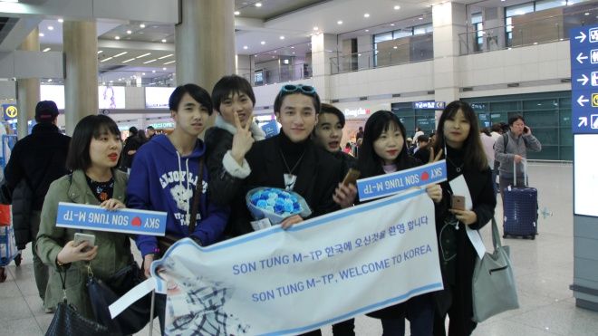 Fan ngủ đêm tại sân bay Hàn Quốc để chào đón Sơn Tùng M-TP