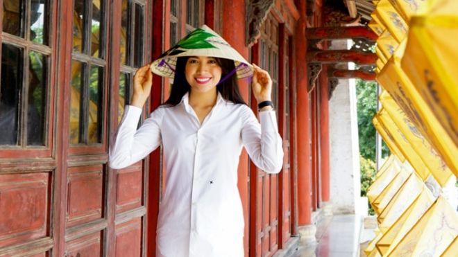 Lệ Hằng khoe vẻ rạng rỡ tại Đà Nẵng, Huế dù lịch trình dày đặc