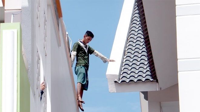 Thanh niên ngáo đá 'khiêu vũ' trên nóc nhà cao tầng
