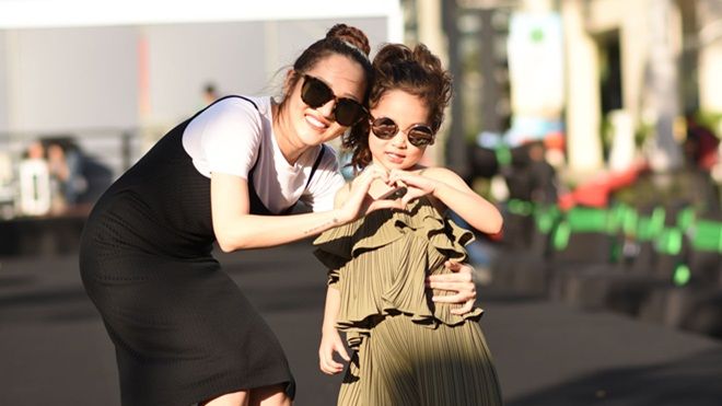 Bảo Anh xinh đẹp, đọ dáng cùng mẫu nhí 5 tuổi trên sàn diễn runway